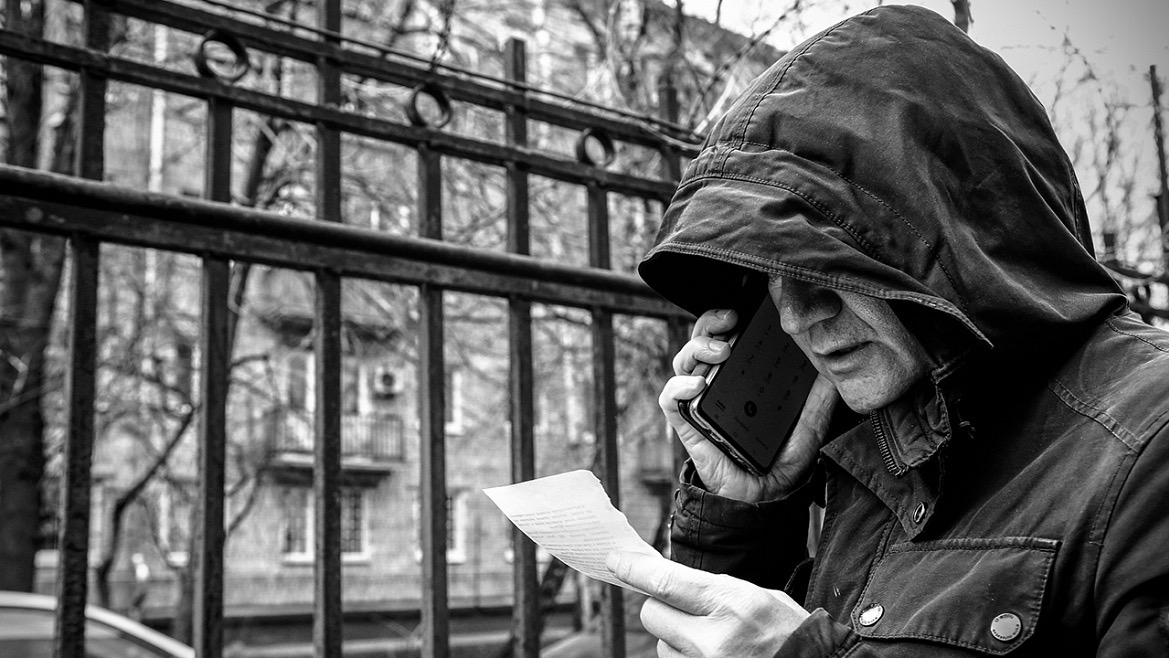 Более миллиона рублей украли телефонные мошенники у пенсионеров из Псковской области