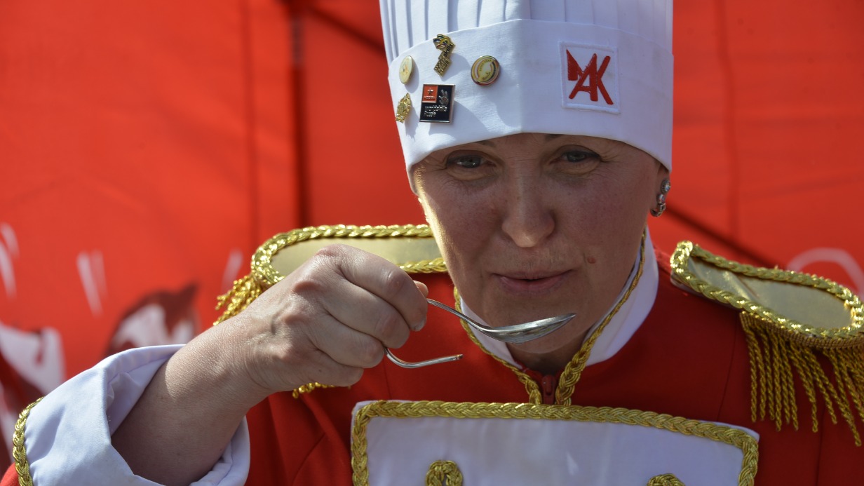 Тьютор колледжа «Царицыно» Надежда Романова приготовила уху по солдатскому рецепту. Она добавила в нее несколько видов рыбы и свой секретный ингредиент, который скрывала до последнего — кильку в томате. Он придал блюду особый вкус, который оценило профессиональное жюри