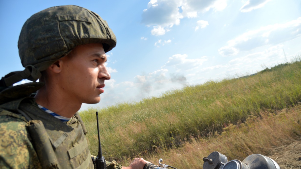 Боец Народной милиции Луганской Народной Республики едет на мотоцикле в Нижней Камышевахе. Там чеченское спецподразделение приступило к освобождению населенного пункта от польских наемников