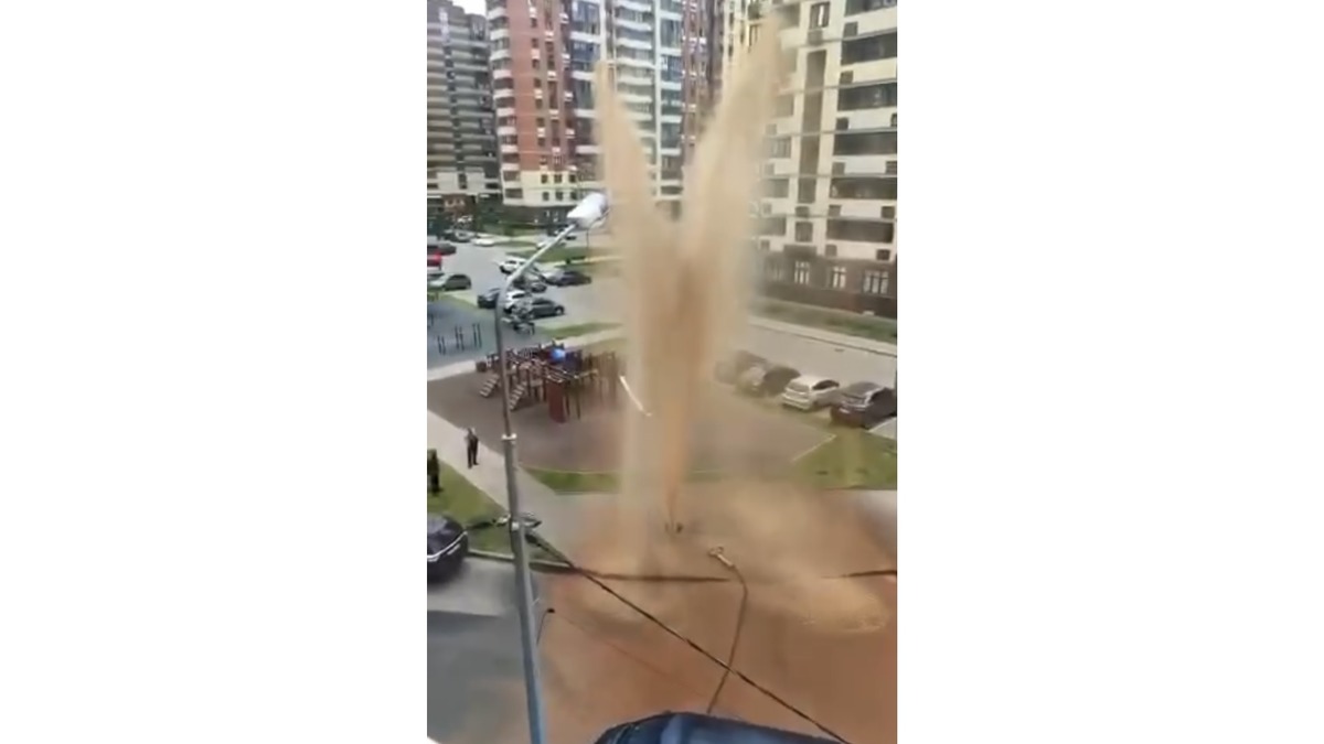 «Гейзер» с песком забил в подмосковном Пушкине