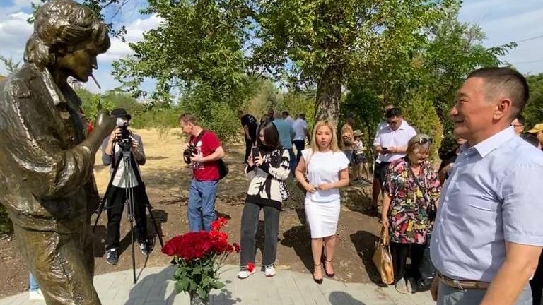 Памятник Виктору Цою установили в Элисте в честь 60-летия музыканта