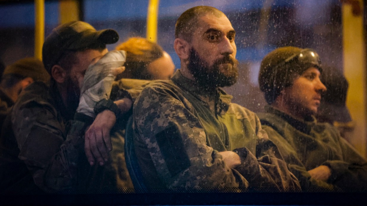 Эвакуация украинских военнослужащих с территории «Азовстали». Тогда более 250 военных сдались в плен. Многие солдаты не хотят возвращаться на родину и снова участвовать в боевых действиях. Например, двое украинцев изъявили желание остаться в России и получить здесь гражданство