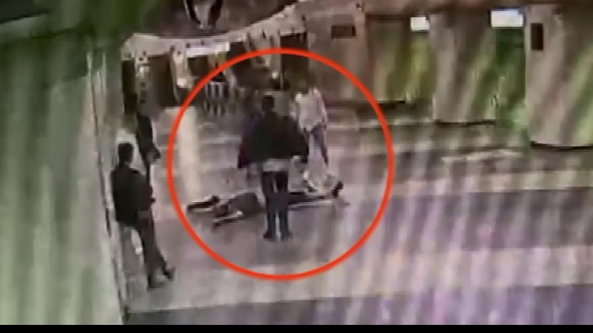 Мужчина жестоко избил пассажира метро на станции «Римская»