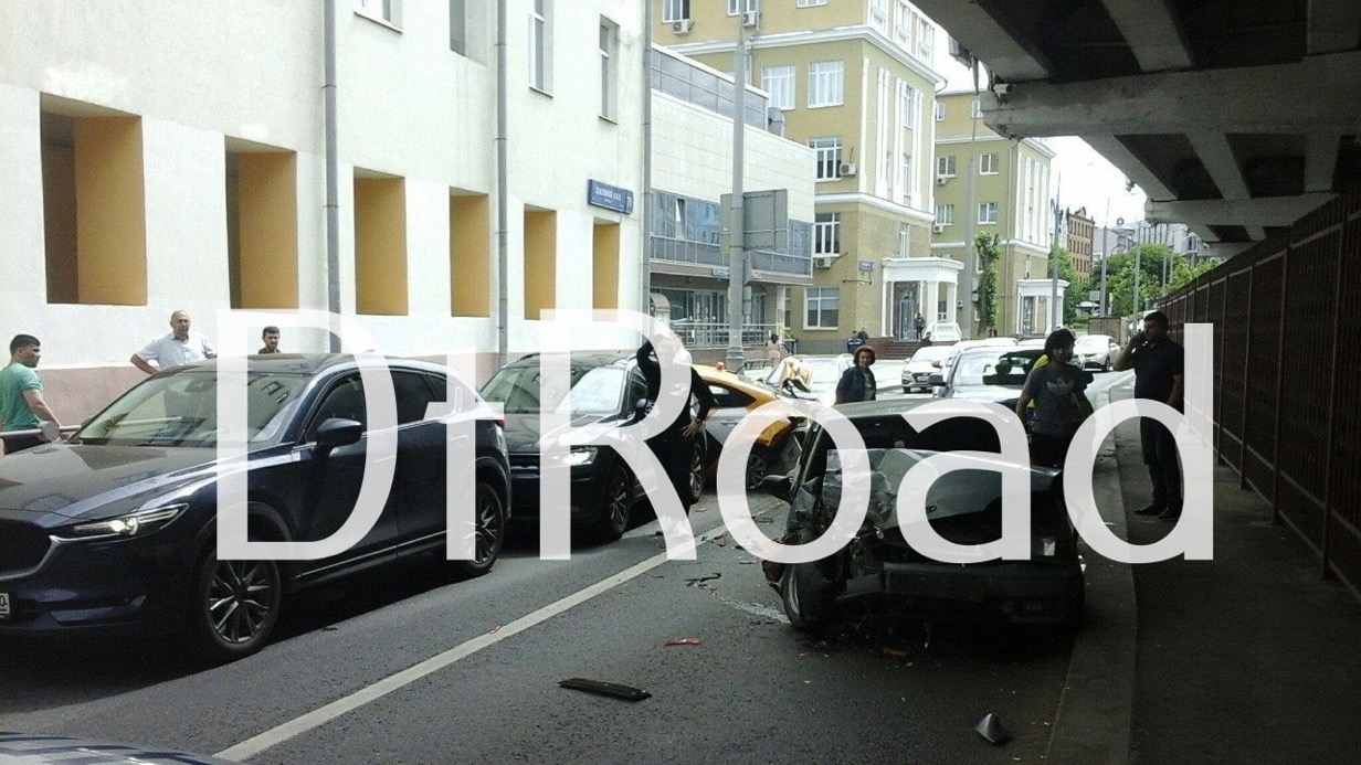 Четыре автомобиля столкнулись на Земляном Валу