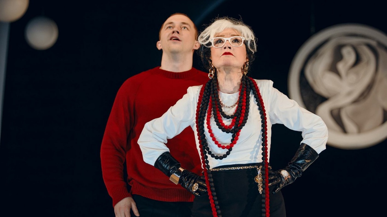 Вера Алентова в роли Хелены Рубинштейн и Артем Ешкин (Патрик О’ Хиггинс)