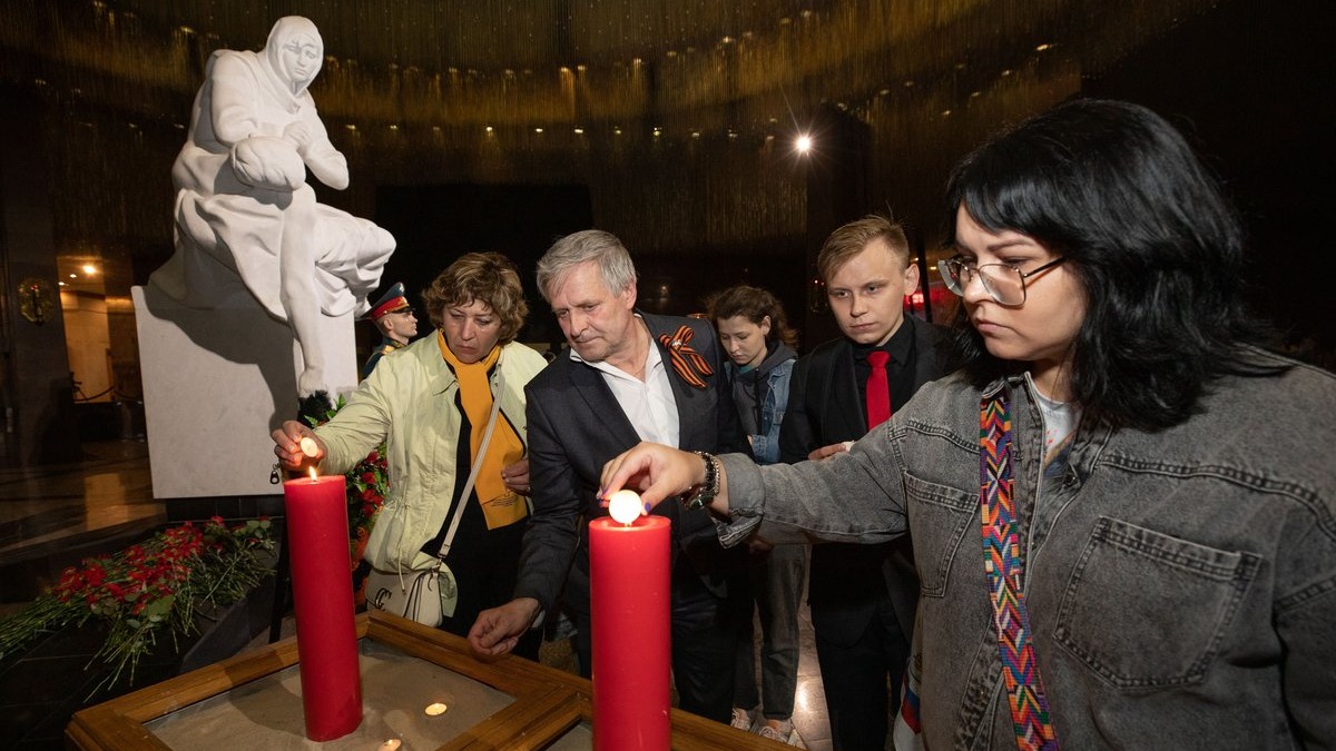 Более десяти тысяч человек почтили память погибших в ВОВ в Музее Победы