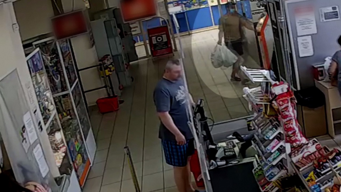 Мужчина украл из магазина 30 килограммов сыра, 54 палки колбасы и 28 бутылок алкоголя