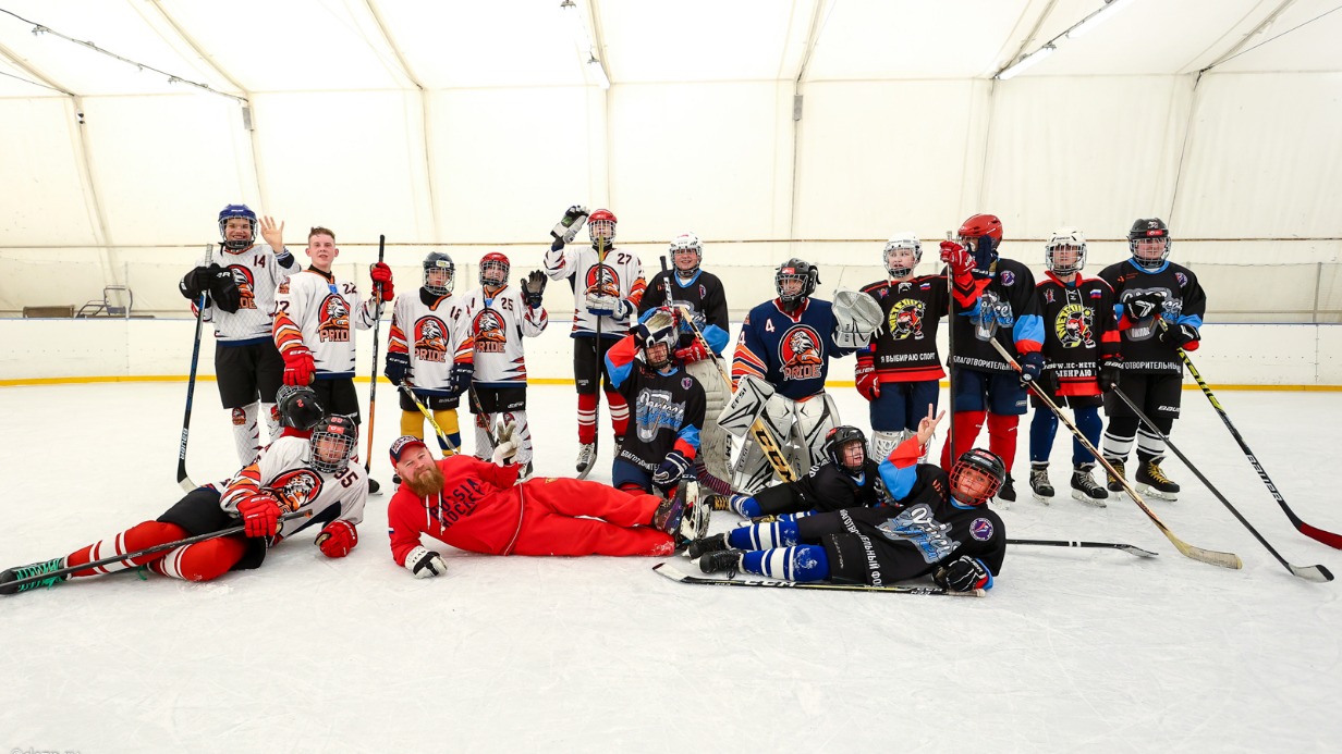 Команды по адаптивному хоккею Pride (слева) и Хоккей для детей после матча