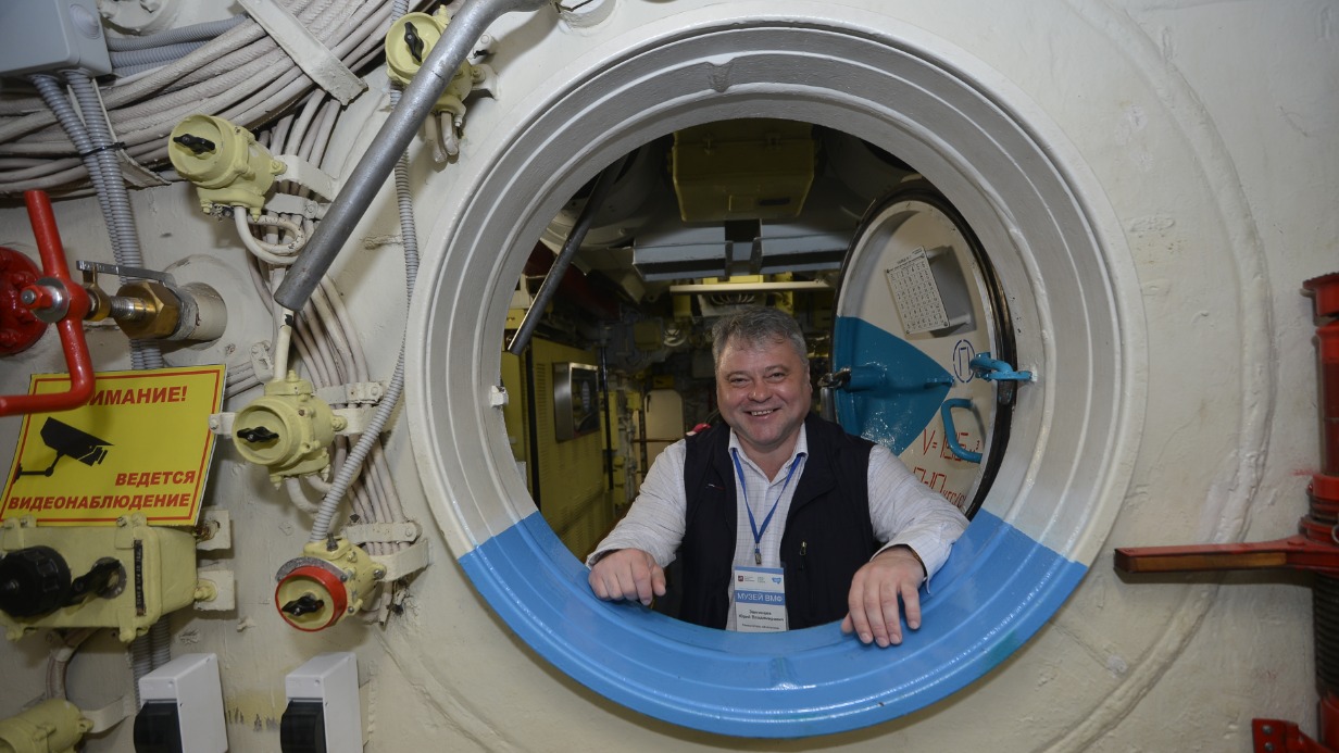 Заместитель начальника отдела Музея истории ВМФ России в парке «Северное Тушино» Юрий Звягинцев показывает один из отсеков подводной лодки