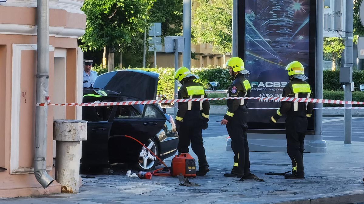 Появилось видео спасения пострадавших из горящего авто на Зубовском бульваре