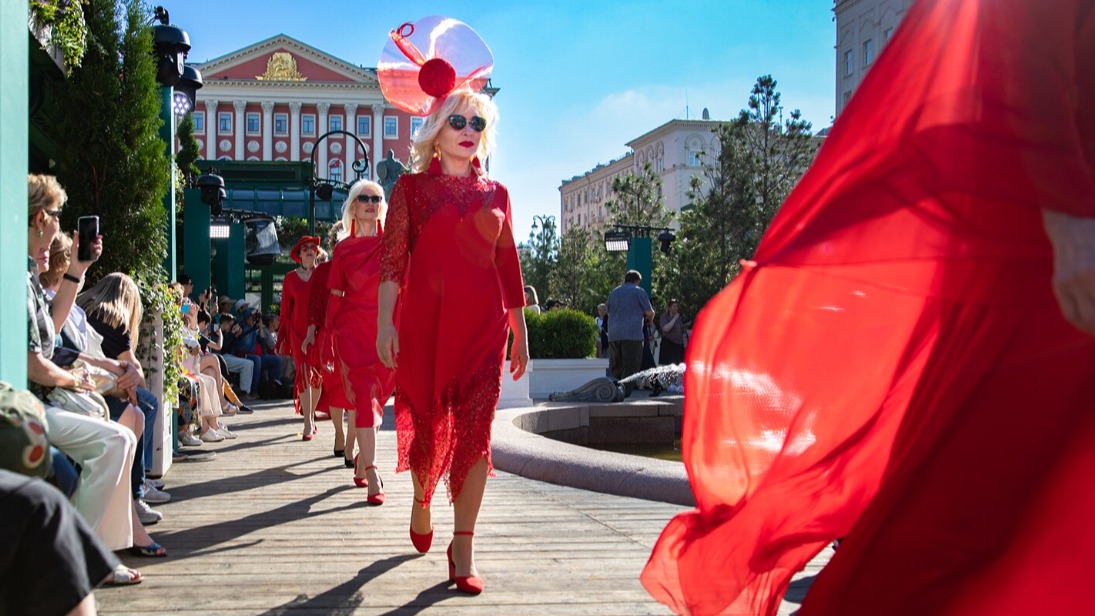 Жители столицы старшего возраста представили наряды на Московской неделе моды