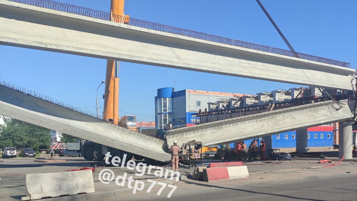 Проверку проведут по факту падения балки во время строительства эстакады в Москве