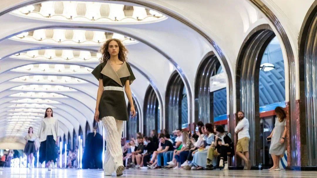 Показ мод прошел на станции столичного метро «Маяковская»