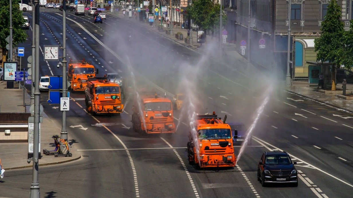 Городские службы продолжат работу в усиленном режиме из-за жары в Москве