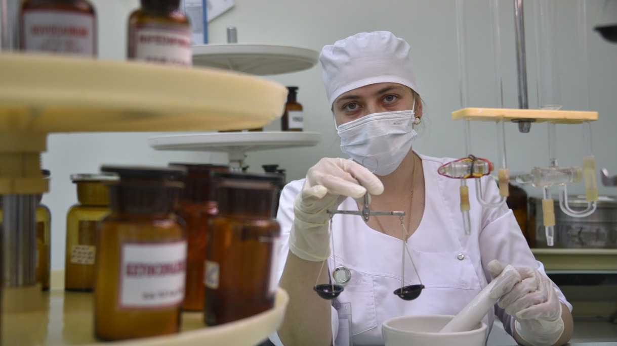 Фармацевт Наталья Кулумбегова за работой в лаборатории