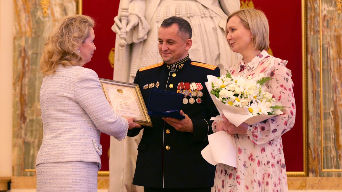 Президент Фонда социально-культурных инициатив Светлана Медведева вручила медаль «За любовь и верность» Алексею и Татьяне Чеснаковым (слева направо)