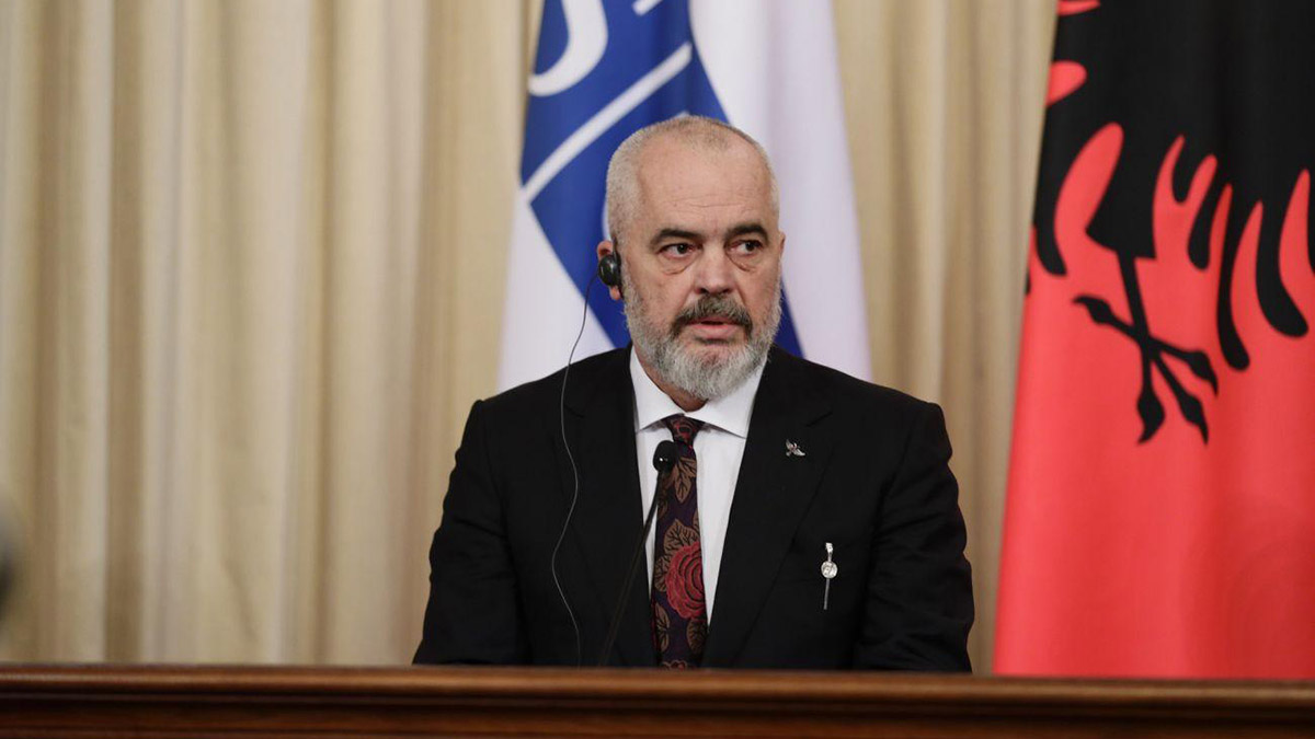 Премьер Албании Рама встал на колено, встречая Джорджу Мелони