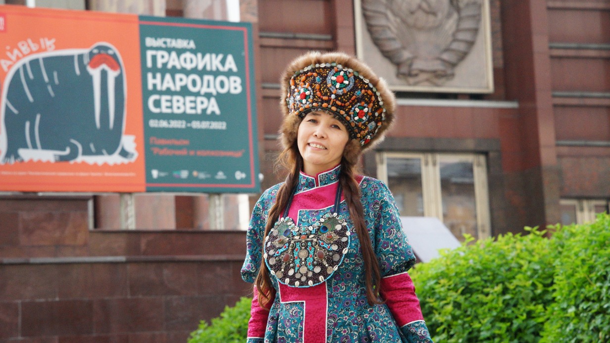 Хакасская шаманка Шончалай Ховенмей около павильона «Рабочий и колхозница» на ВДНХ