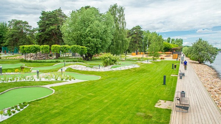 Площадка для мини-гольфа открылась в столичном парке «Покровский берег»