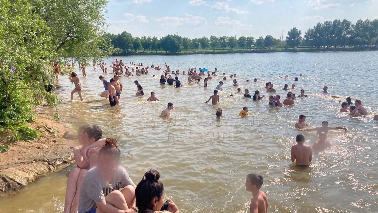 Спасатель вытащил из воды тонущего человека 