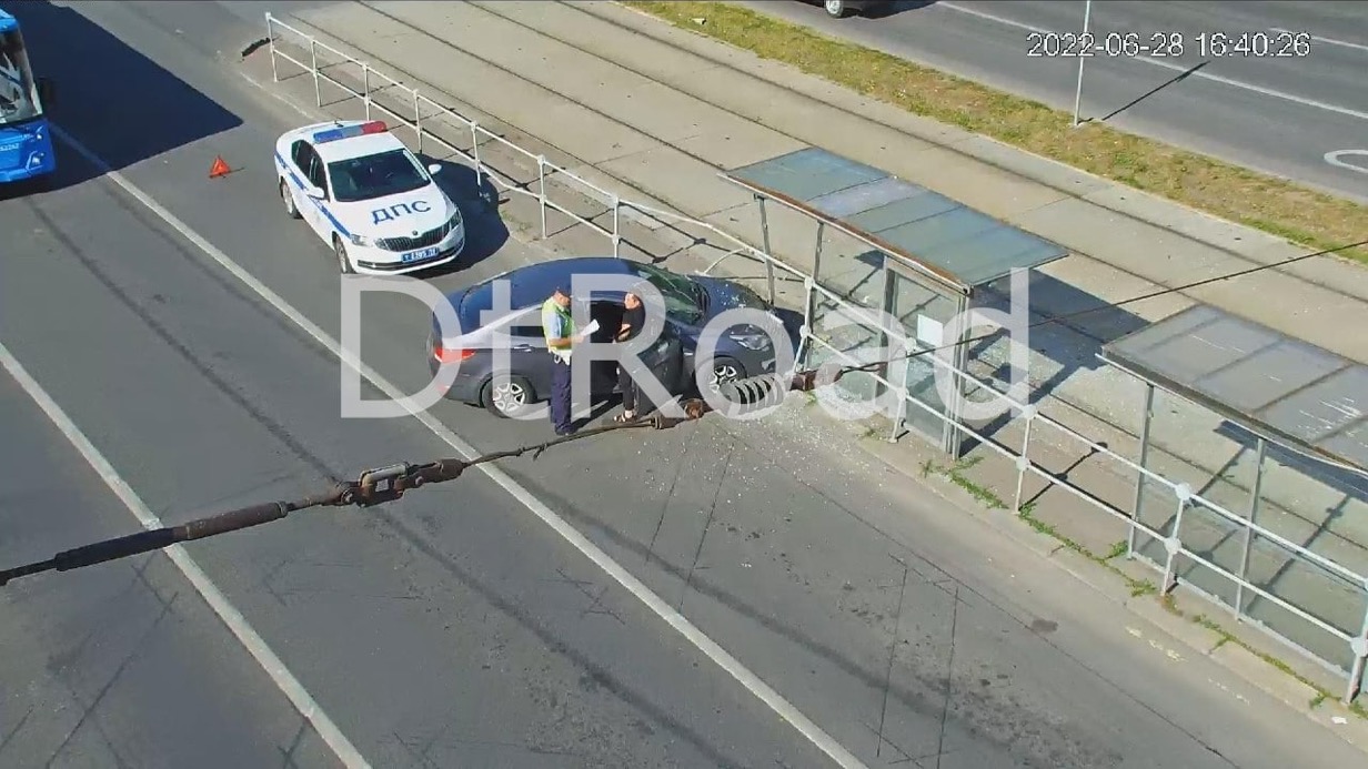 Автомобиль въехал в трамвайную остановку на юге Москвы