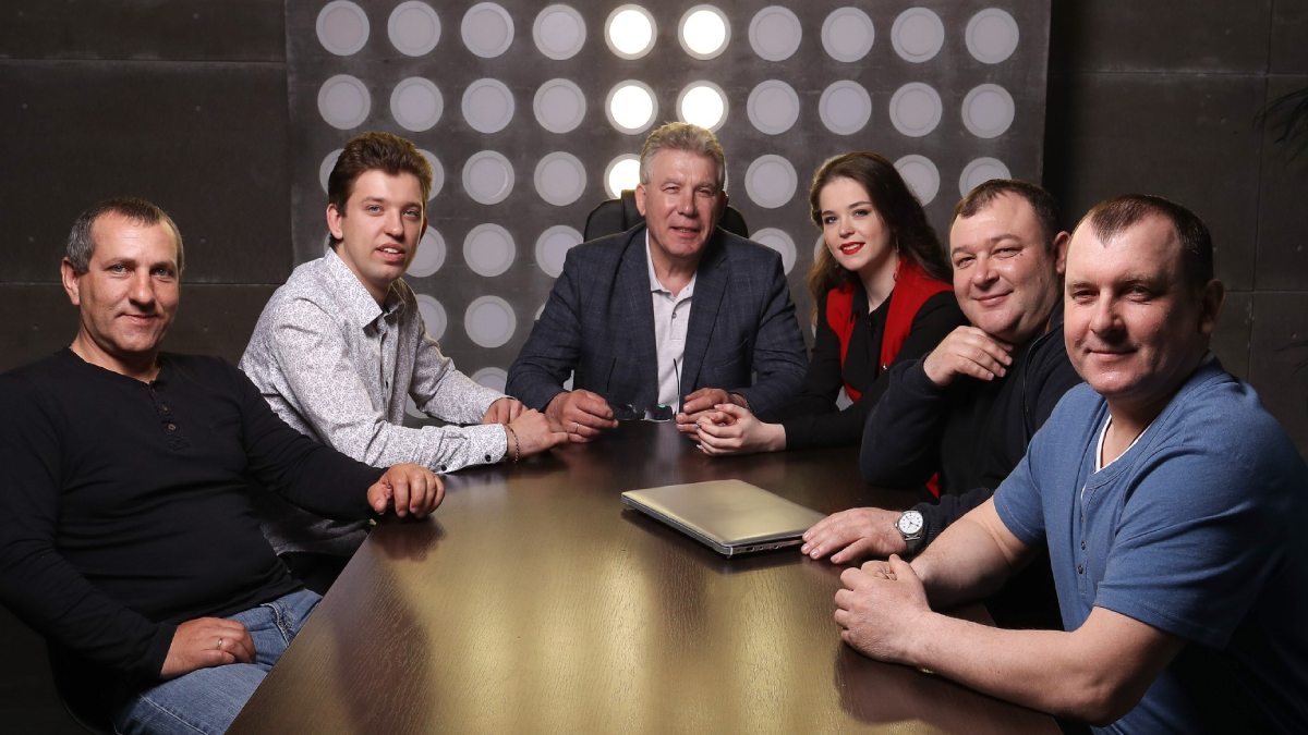 Глава семьи Толстовых Владимир Владимирович (в центре) с сыном Антоном и дочерью Олесей и с племянниками Юрием Алексеевичем (слева) и Владимиром Викторовичем и Геннадием Викторовичем (справа) 