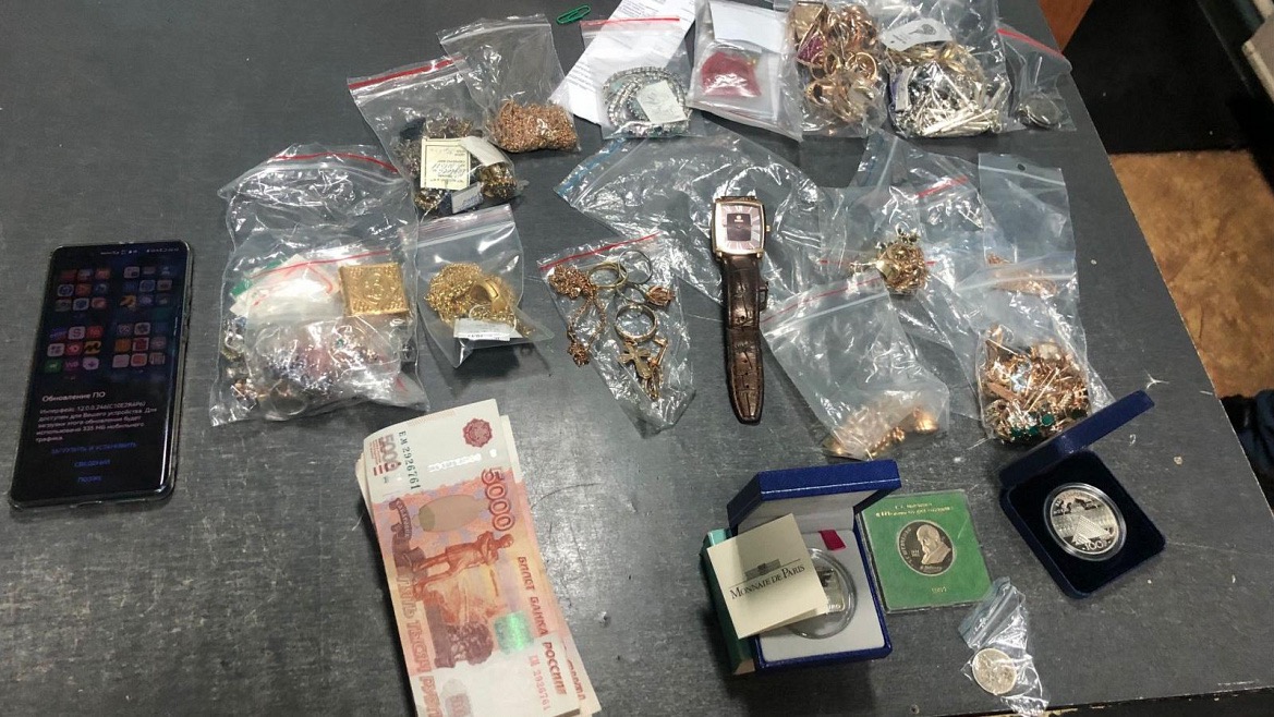 Продавец-стажер вынесла три миллиона рублей из ломбарда на востоке Москвы