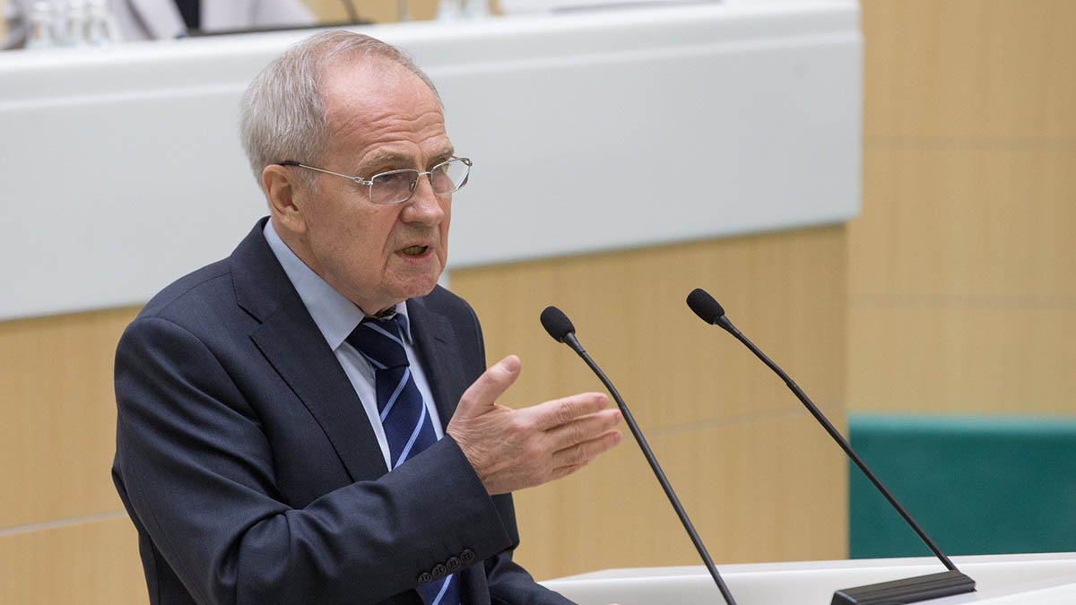 Путин наградил Зорькина орденом Андрея Первозванного