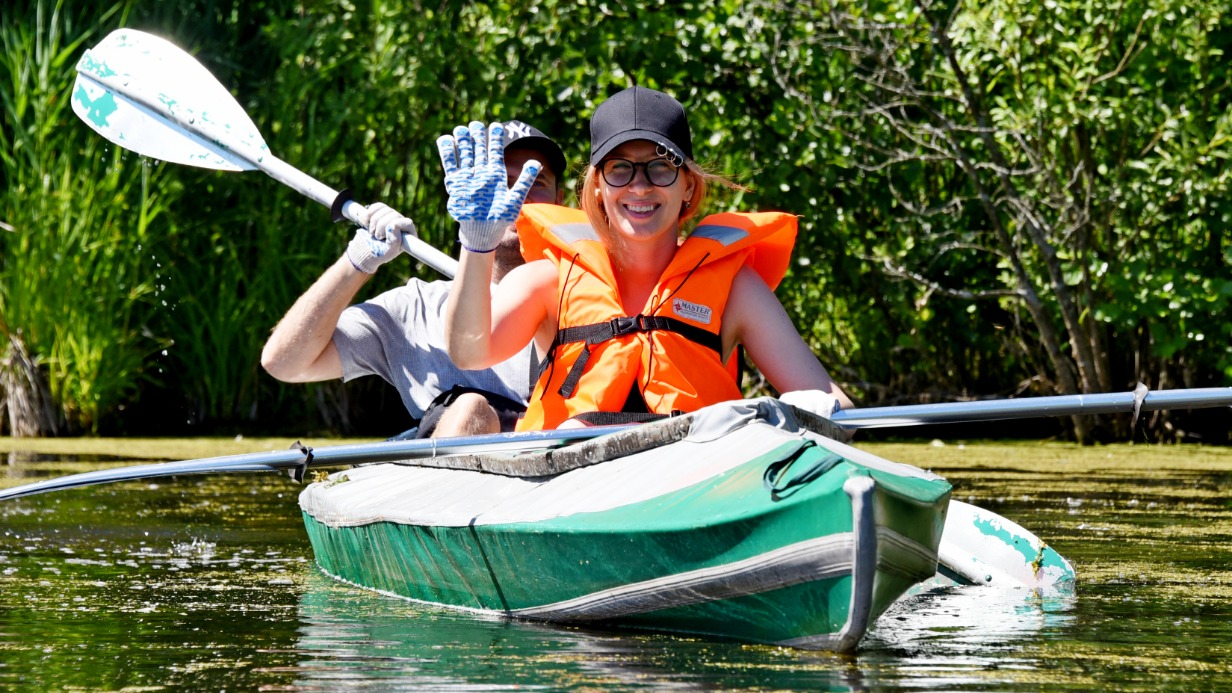 Участники пробной экскурсии по новому экологическому маршруту «Сплав на байдарках по Верхнеяузскому водно-болотному комплексу» Анастасия и Илья Шефер, который подготовили специалисты национального парка «Лосиный Остров»