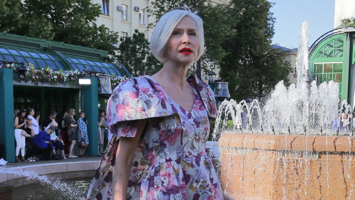 Светлана Жучихина представляет созданное ею платье на шоу «Московского долголетия» в рамках Московской недели моды