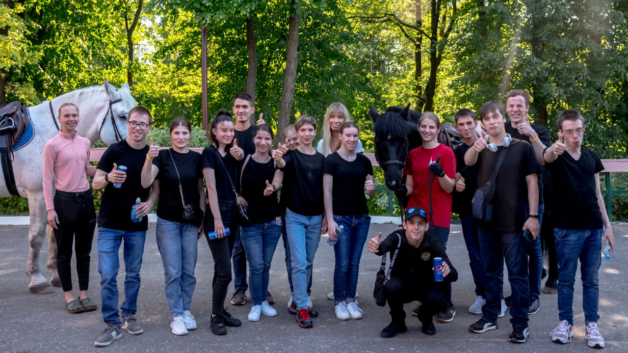 Участники проекта «Школа леди и джентльменов» в конном парке «Русь»