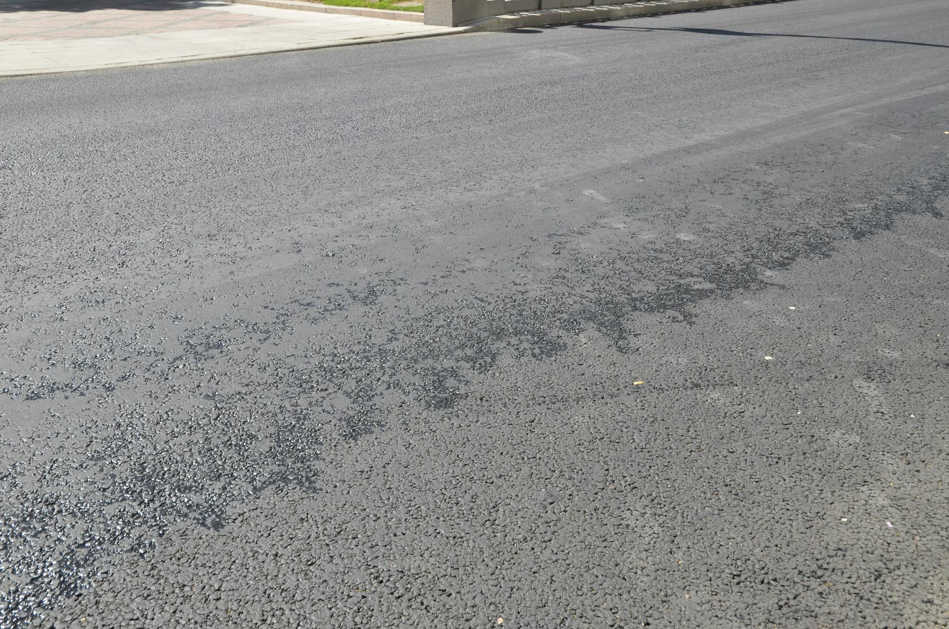 Асфальт обновили на десяти участках Кремлевского кольца