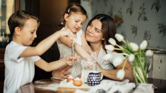 День матери: дата, история, символ, традиции и идеи для подарка