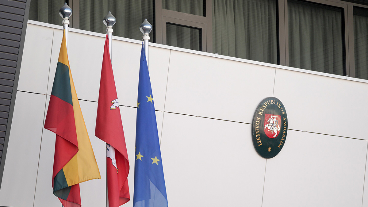 Неизвестные облили красной краской входы в посольство Литвы в центре Москвы