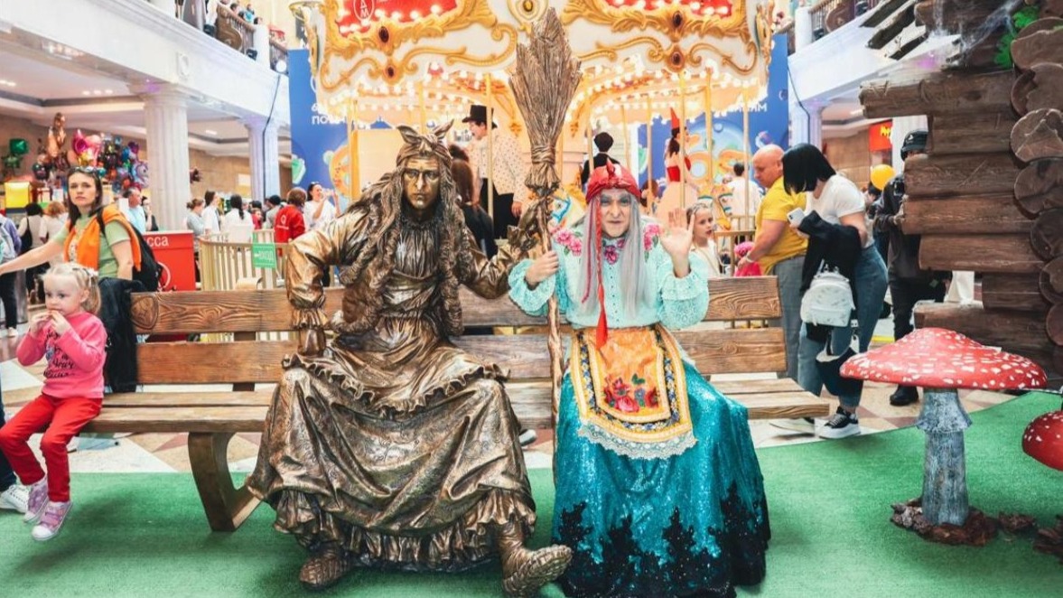 Новая точка притяжения в столице: скульптура Бабы-яги в ЦДМ на Лубянке