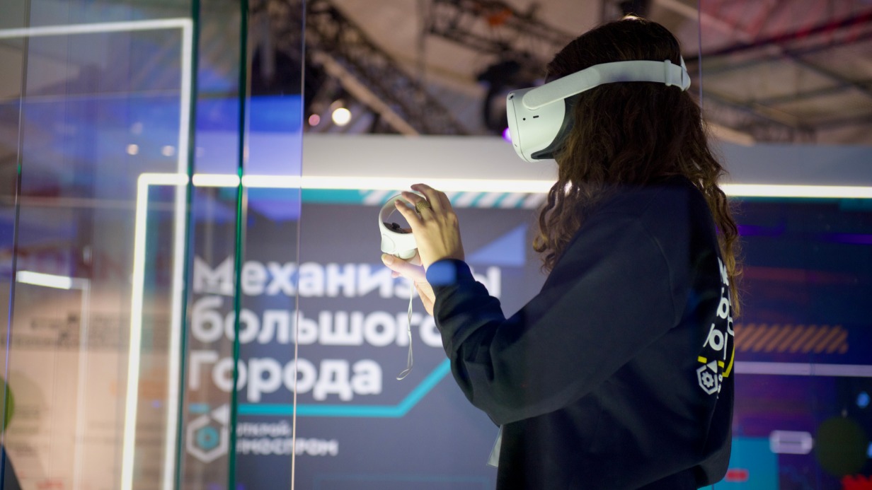 На выставке «Открой#Моспром» можно было увидеть столичные производства с необычного ракурса, в том числе благодаря очкам виртуальной реальности