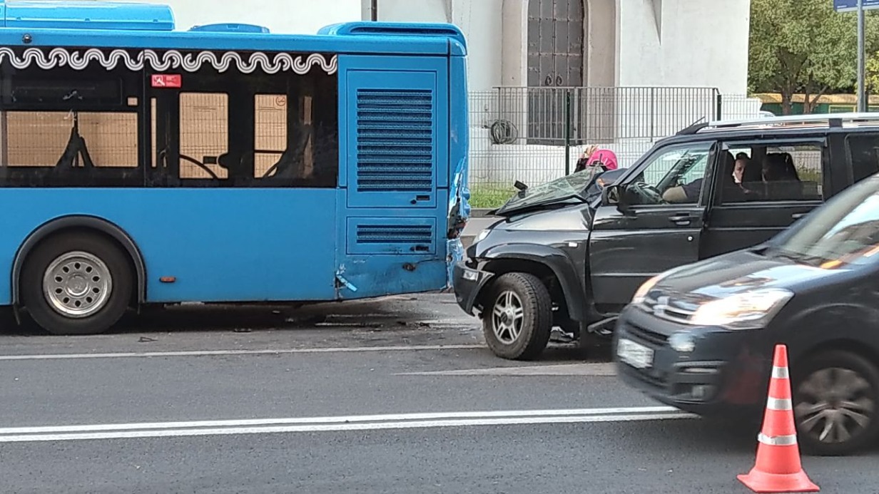 Внедорожник врезался в автобус на севере Москвы