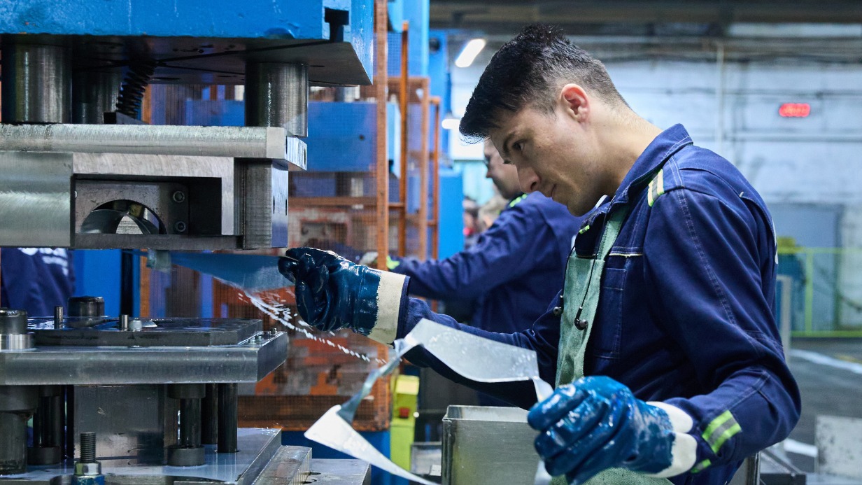 Сотрудник московской фабрики Исмаил Шамсидинов за работой — предприятие надеется найти новых поставщиков на площадке товарной кооперации