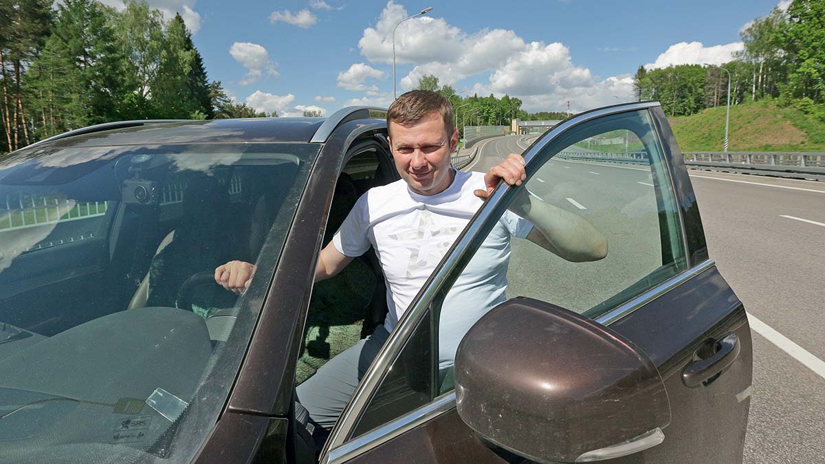 Водитель Александр Кондрашин на участке дороги Марьино — Саларьево, улучшившей транспортное сообщение в ТиНАО 