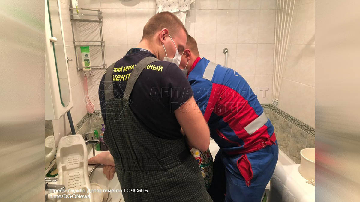 Спасатели помогли упавшей в ванной пенсионерке на юго-западе Москвы