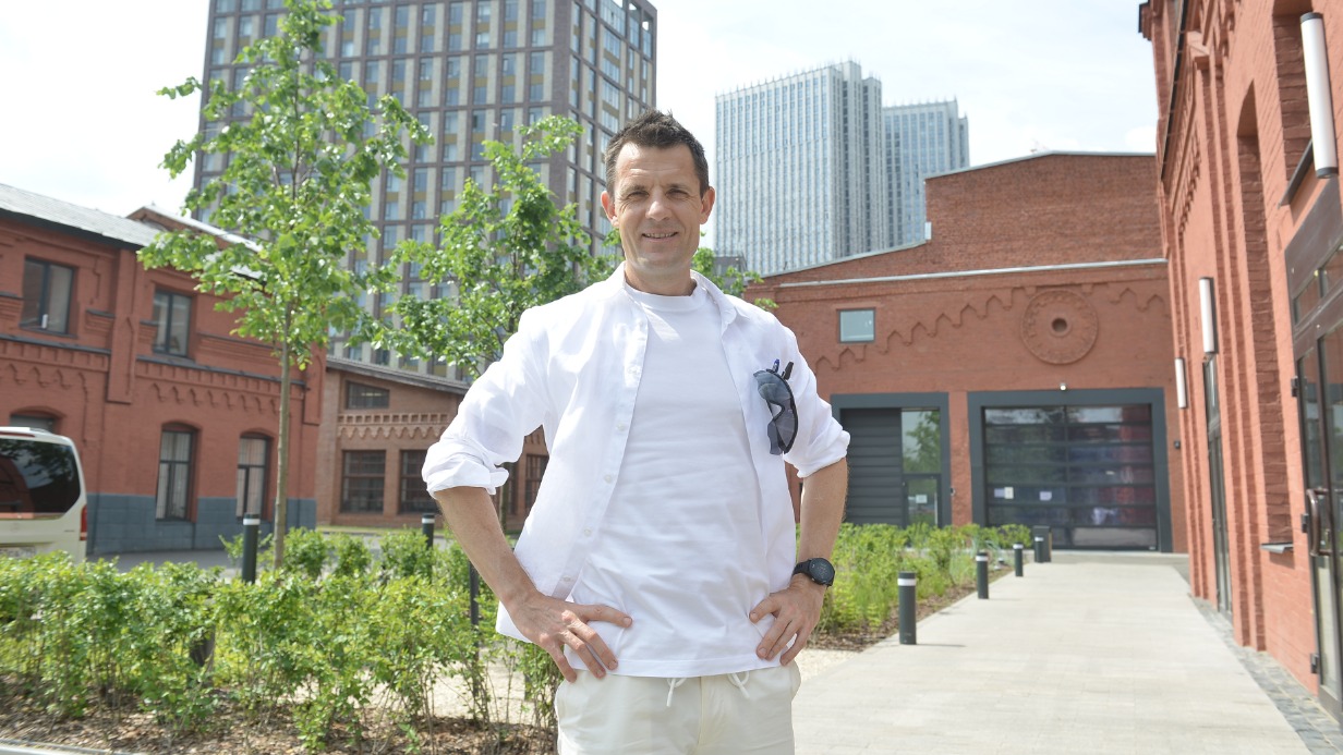 Главный архитектор Москвы Сергей Кузнецов осмотрел территорию будущего городского квартала на Пресненском Валу. Старинные здания рубежа XIX–XX веков девелопер сохранит, переформатировав их под магазины и центры отдыха