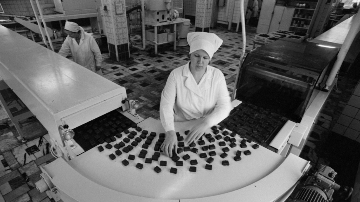 Оператор Валентина Буняк во время контроля качества глазирования халвы «Москворецкая»