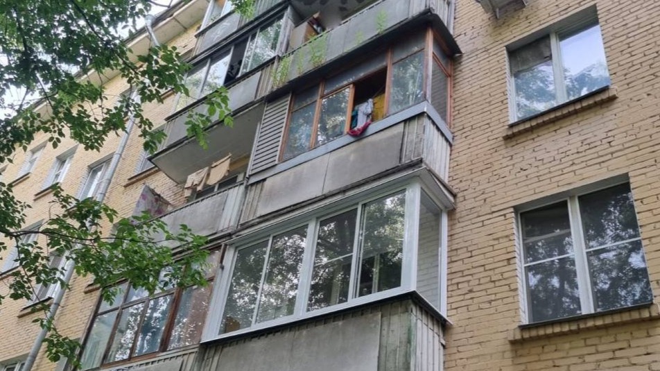 Годовалый ребенок выпал с балкона третьего этажа в Москве