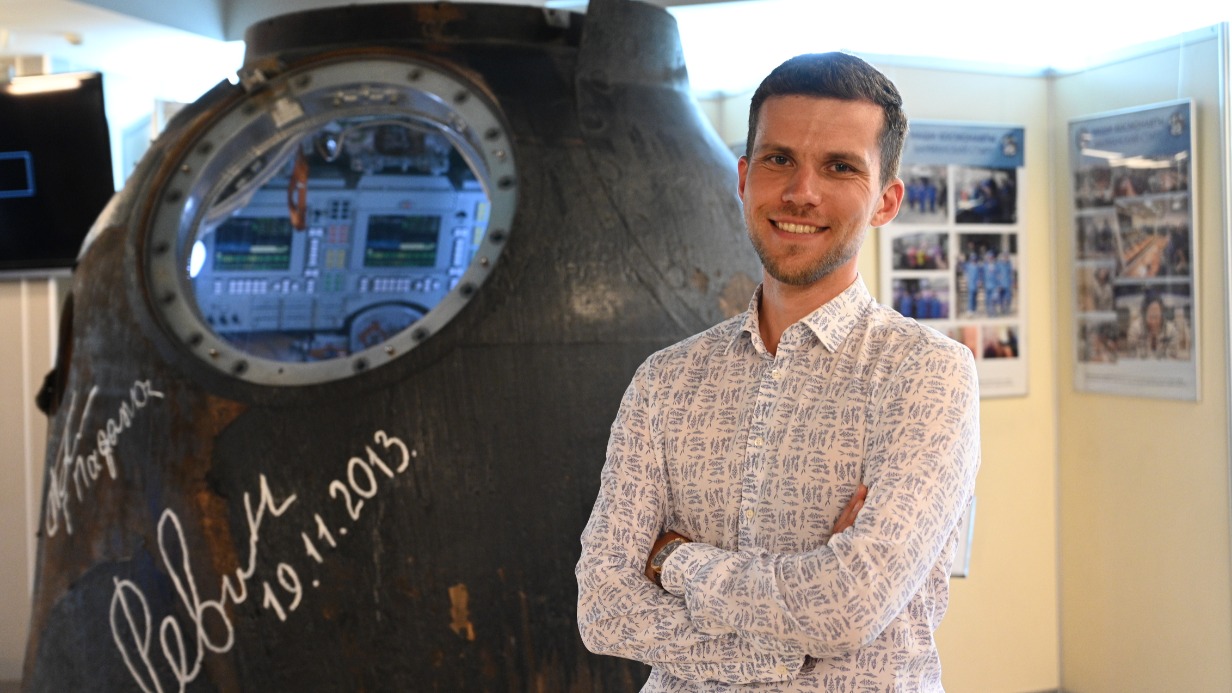 Исполнительный директор инженерной школы МГТУ имени Баумана Алексей Подчуфаров около капсулы российского космического корабля «Союз ТМА-04М», которая пробыла в космосе почти 125 суток. Она вдохновляет студентов на создание своих проектов для изучение Вселенной