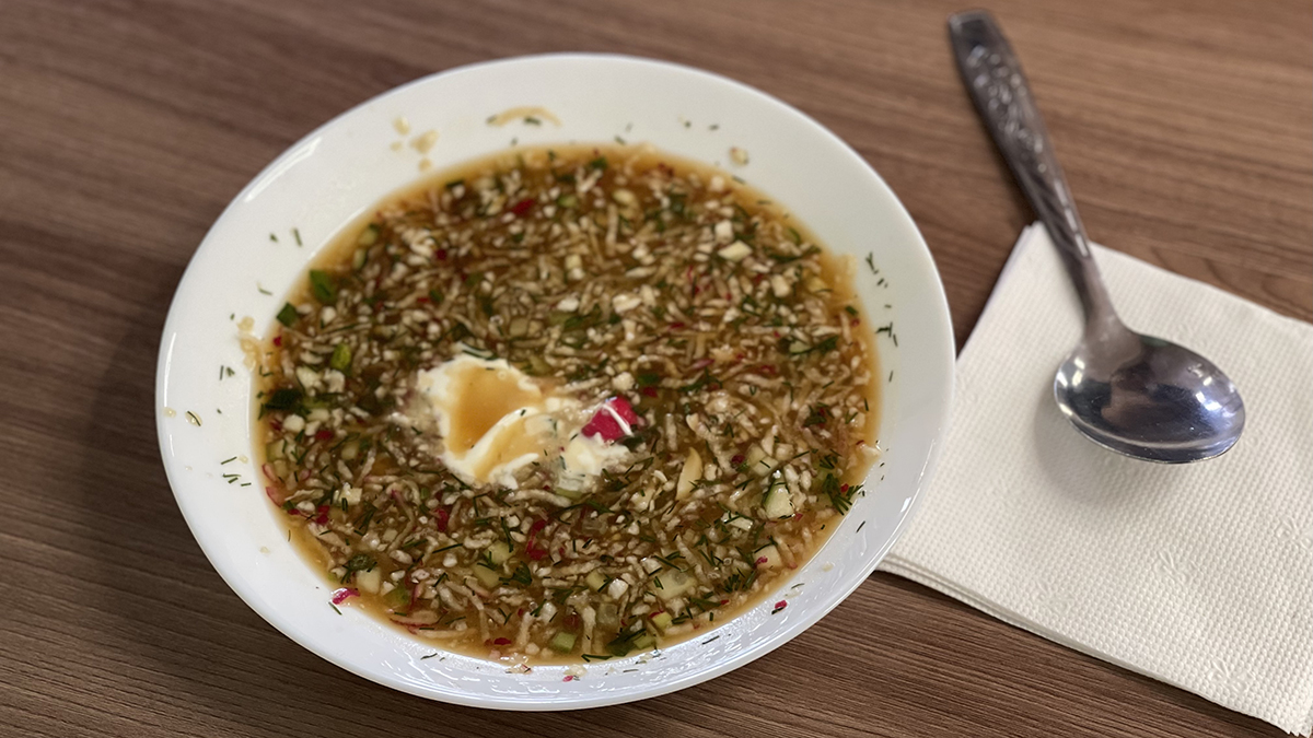 Гастроэнтеролог Неронов пояснил, как часто можно есть окрошку