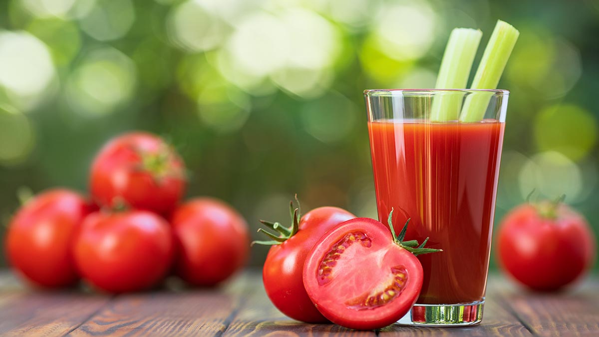 Томатный сок пить на ночь. Томатный сок, помидоры, кувшин, стакан. Томатный сок льется. Сок томат полезен при анемии. Томатный сок полезность для организма человека.