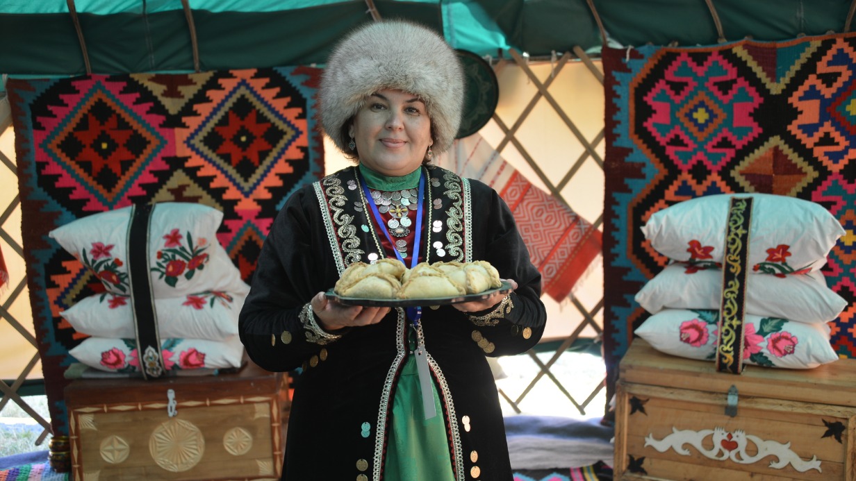 Алсу Насырова предлагает гостям праздника Сабантуй попробовать эчпочмак — известное блюдо башкирской и татарской кухни 