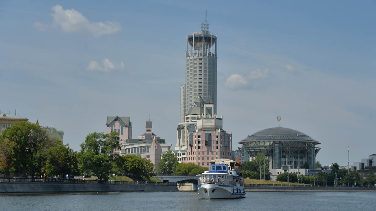 Теплую облачную погоду пообещали москвичам в субботу