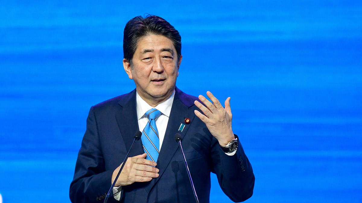 Россияне собрались у посольства Японии в Москве, чтобы почтить память убитого Синдзо Абэ