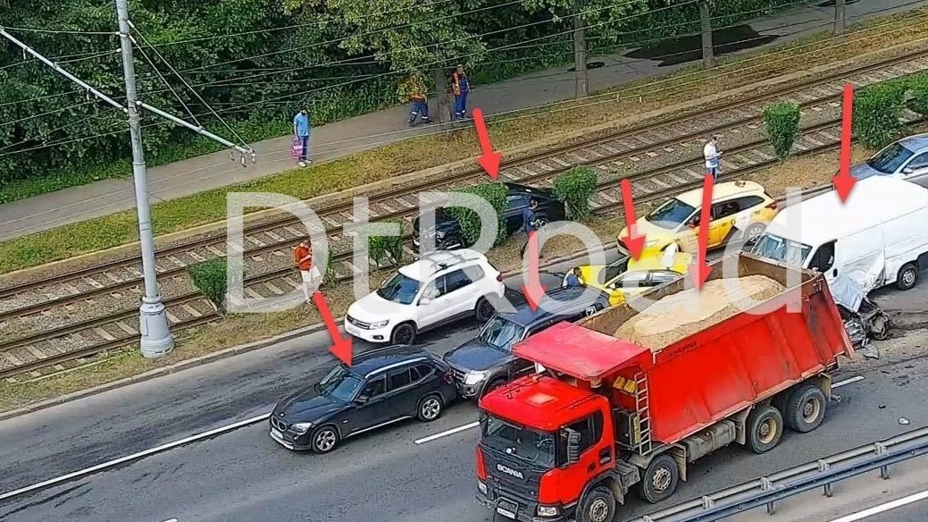 Шесть автомобилей столкнулись на шоссе Энтузиастов